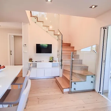 Lora With Swimming Pool, 150m To The Sea, Opatija-lovran Villa